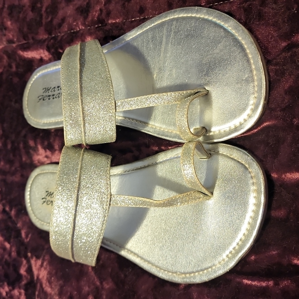Super cute Silver thong sandle